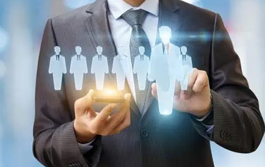 企業即人